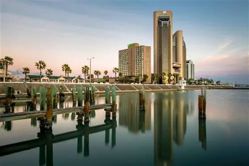 Широкоугольный вид на горизонт города Корпус-Кристи, сделанный сразу после восхода солнца с пристани Корпус-Кристи.