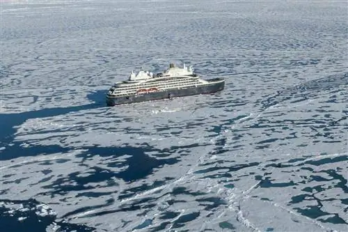 Экспедиционный круиз Nordpol Ponant на Северный полюс плывет по ледяной воде