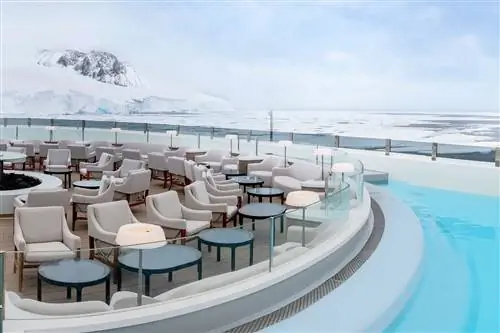 Бассейн и зоны отдыха на борту круизной экспедиции Nordpol Ponant на Северный полюс