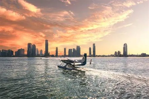 Гидросамолет на воде недалеко от Манхэттена