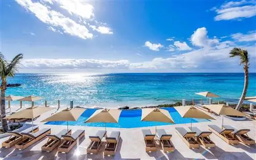 Лорен на Пинк-Бич с видом на бассейн и океан