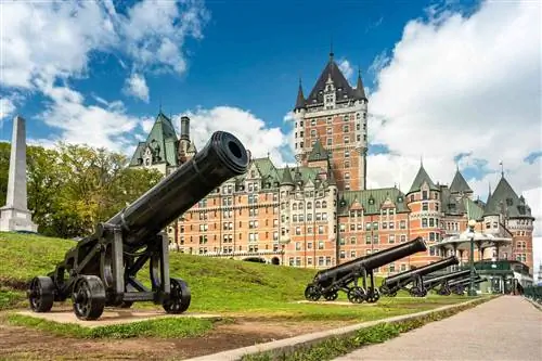 Военные пушки на променаде Дафферин-Террас у отеля Frontenac в Квебеке, Канада.