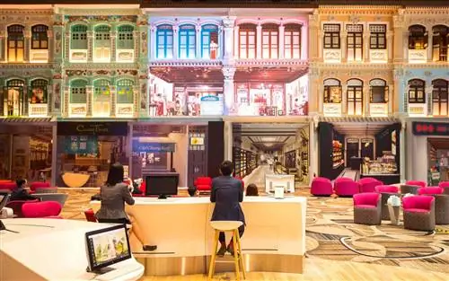 Традиционные сингапурские перанаканские фасады зданий украшают стену в зоне наследия терминала 4 сингапурского аэропорта Чанги.