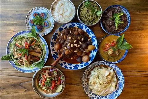 Блюда тайской кухни Kalaya на столе