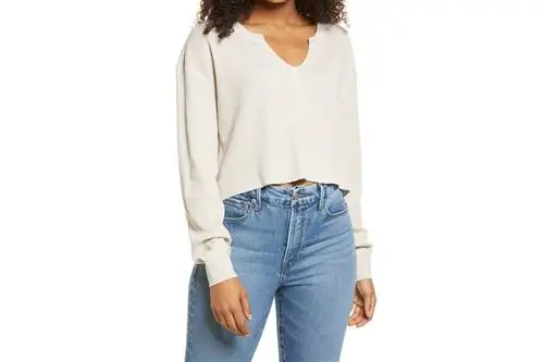 Термальный укороченный топ с разрезом на шее