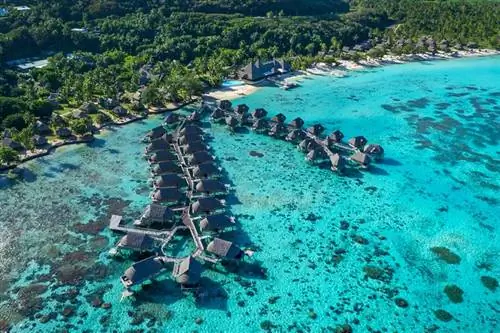 Вид с воздуха на бунгало над водой в Sofitel Kia Ora Moorea
