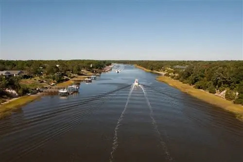 Лодка спускается по воде на острове Оук.