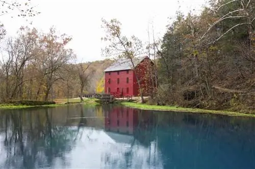 Мельница Red Alley Mill на голубых источниках вдоль реки Джекс-Форк