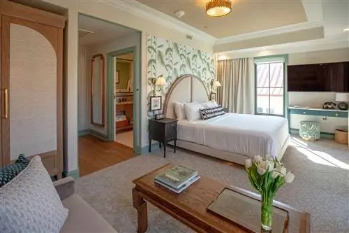 Интерьер номера с кроватью размера "king-size" в отеле The Palmetto Hotel Charleston