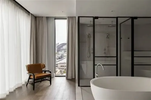 Большая ванная комната с видом в Liberty Suite в Capella Sydney, роскошном отеле в Австралии