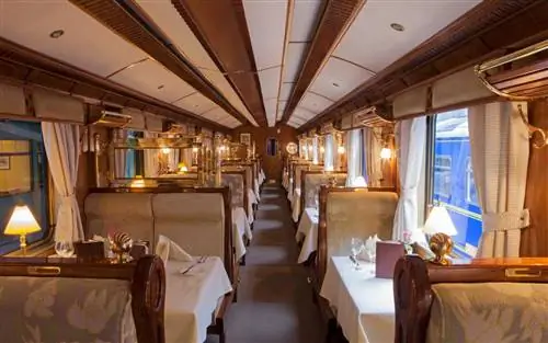 Вагон-ресторан со столами, накрытыми для ужина, в поезде Orient-Express Hiram Bingham, курсирующем между Куско (Порой) и Мачу-Пикчу через Ольянтайтамбо.