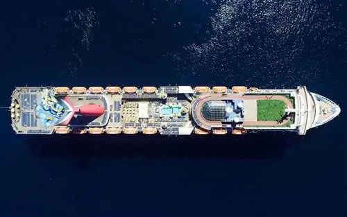 Аэрофотоснимок мега круизного лайнера на море