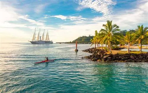 Каякеры делят воду с кораблем Winstar Windspirit на Бора-Бора.