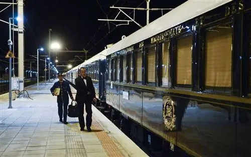 Поезд Venice Simplon Orient Express и экипаж в Болгарии