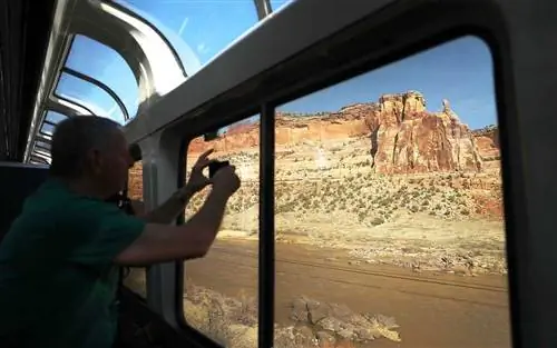 Пассажир фотографирует горную породу поезда Zephyr Train компании Amtrak.