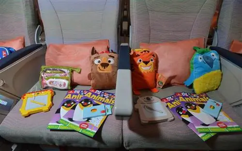 emirates a38 эконом салон детские игрушки