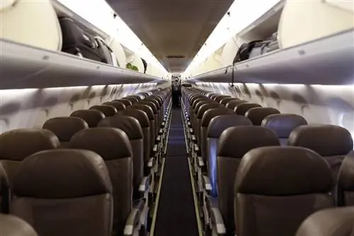 Пассажирские места самолета Breeze Airways в международном аэропорту Тампы Пассажирские места самолета Breeze Airways в международном аэропорту Тампы