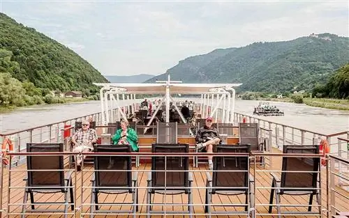 Пенсионеры в речном круизе по Дунаю Пенсионеры в речном круизе по Дунаю