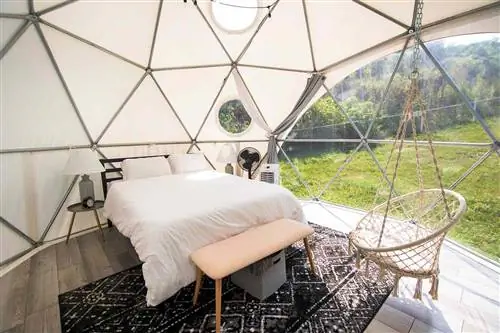 Интерьер глэмпинга Smoky Mountains Glamping Dome