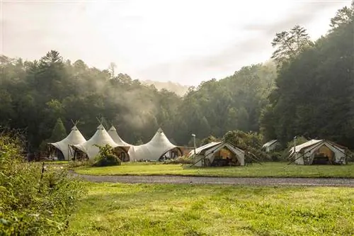 Группа палаток из Under Canvas Great Smokey Mountains