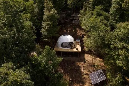 Вид с воздуха на геодезический купол Luxury Glamping, Алтамонт, Теннесси, США