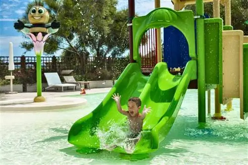 Маленький мальчик спускается с водной горки в Abi d’Oru Beach Hotel & Spa. Маленький мальчик спускается с водной горки в Abi d’Oru Beach Hotel & Spa.