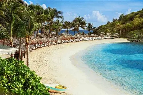 Вид на уединенный пляж и залив в Rosewood Le Guanahani St. Barth Вид на уединенный пляж и залив в Rosewood Le Guanahani St. Barth