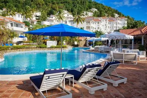 Шезлонги на террасе у бассейна