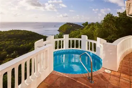 Гидромассажная ванна с видом в частном доме