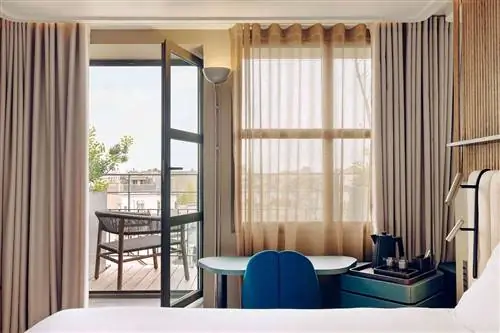 Номер с террасой в отеле Dame Des Arts в Париже, Франция.