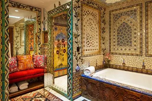 Ванная комната выложена плиткой в Inn of Five Graces