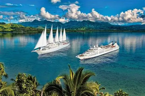 Круизный лайнер и парусник Windstar в море