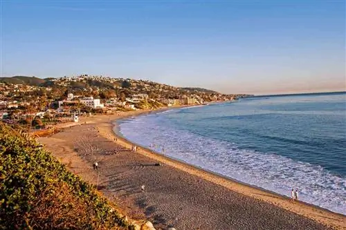 Великолепный январский день приближается к закату в парке Мейн-Бич, Лагуна-Бич, Калифорния.