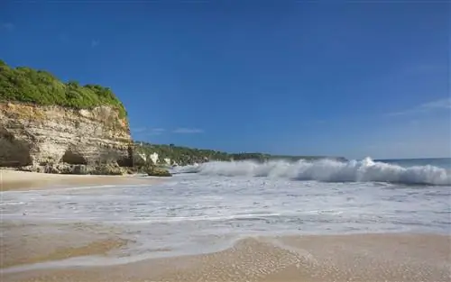 Волны разбиваются о Dreamland, также известном как New Kuta Beach