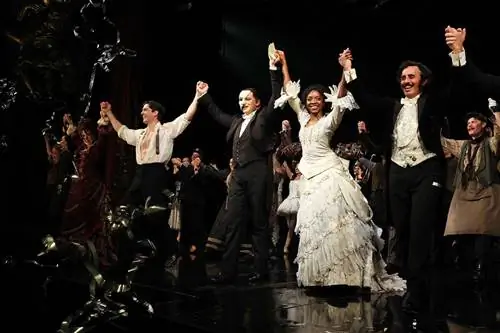 (Слева направо) Джон Риддл в роли Рауля, Бен Кроуфорд в роли Призрака, Эмили Куатчу в роли Кристин и актеры выходят на спектакль на представлении к 35-летию оперы Эндрю Ллойда Уэббера «Призрак оперы» на Бродвее в Majestic Theater