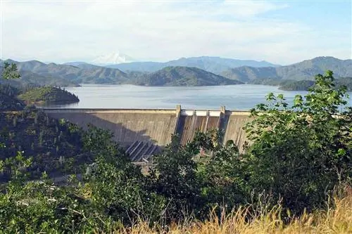 Вид на гору Шаста и озеро Шаста с плотины Шаста.