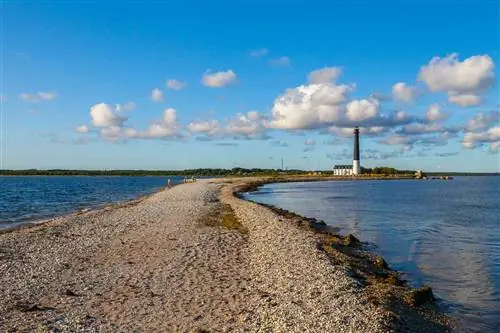 Маяк Сорве на фоне голубого неба, остров Сааремаа, Эстония