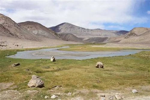 Ручей, протекающий через отдаленный Таджикский национальный парк, долину Бартанг,