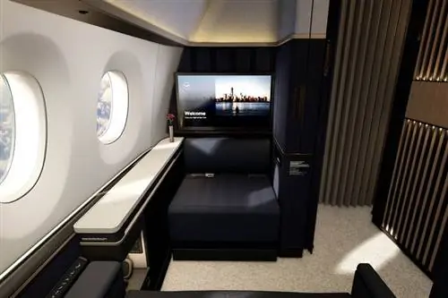 Внутри кабины Lufthansa Allegris First Class Suite Plus с уединением, местом для хранения вещей, кроватью и сидячими местами