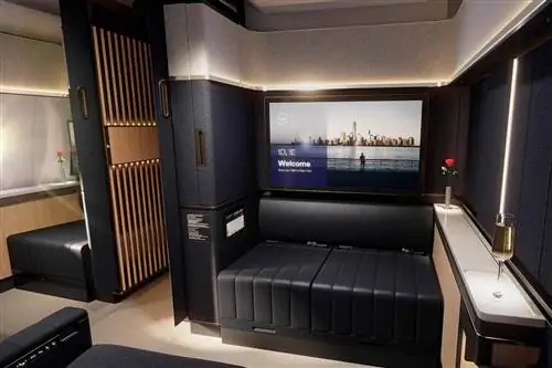 Скамья для хранения вещей и телевизор в салоне Lufthansa Allegris First Class Suite Plus