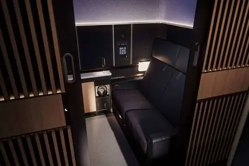 Внутри кабины Lufthansa Allegris First Class Suite Plus с уединением, местом для хранения вещей, кроватью и сидячими местами