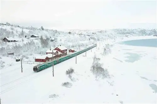 Внешний вид Бергенсбанена на железной дороге Берген-Осло в Хардангервидде, Норвегия, зимой Внешний вид Бергенсбанена на железной дороге Берген-Осло в Хардангервидде, Норвегия, зимой