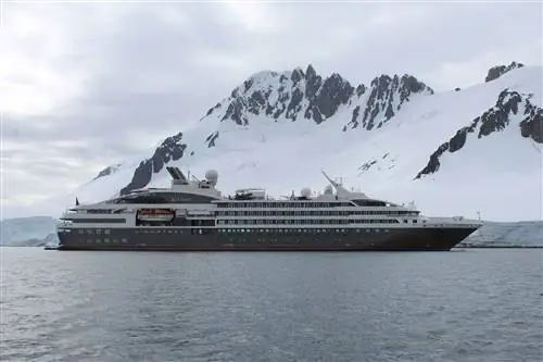 Внешний вид корабля Ponant L'Austral, пришвартованного в Антарктиде.