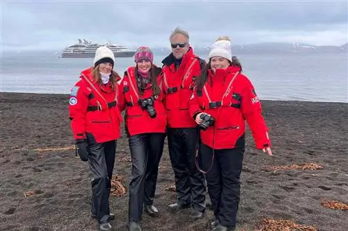 Семья пришвартовалась и вышла на сушу в Антарктиде.