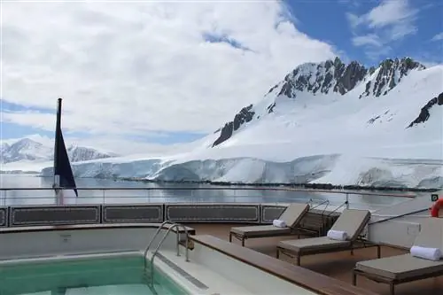 Шезлонги на террасе у бассейна на борту Ponant L'Austral во время стоянки в Антарктиде.