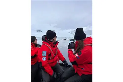 Гости на лодке-зодиаке, плывущей по Антарктиде