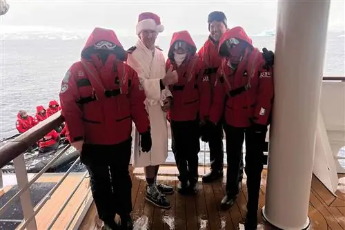 Семья на борту Ponant L’Austral во время стоянки в Антарктиде.