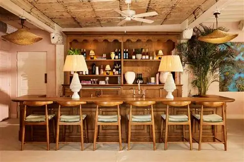 Главный бар в Soho House Miami pool house