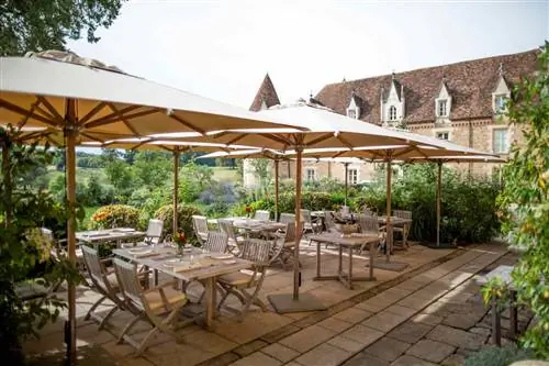 Открытая обеденная терраса в Domaine Des Etangs, замке 13 века на юго-западе Франции.