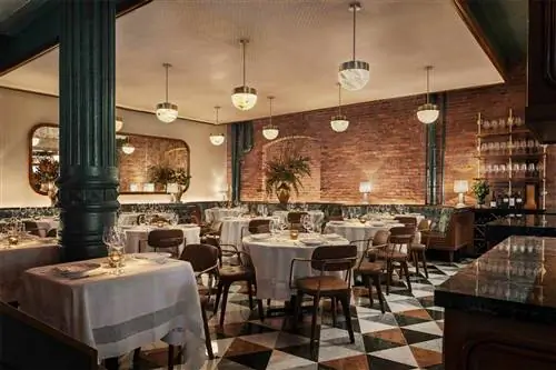 Интерьер столовой в Torrisi Bar & Restaurant